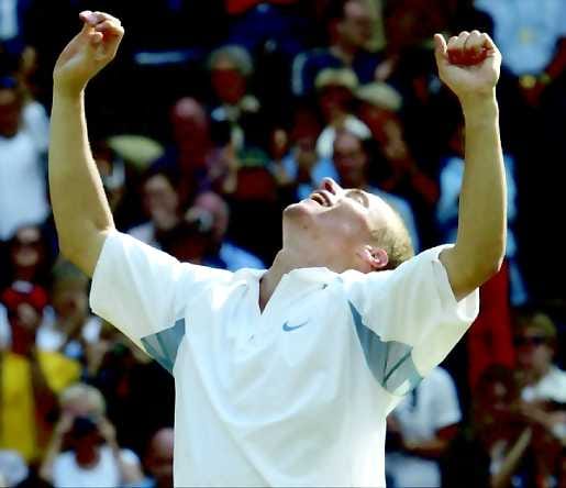 Murskaavan ylivoimainen. Ykköseksi sijoitettu Australian LleytonHewitt oli luottamuksen arvoinen ja voitti ylivoimaisestimiesten kaksinpelin Wimbledonin turnauksessa.