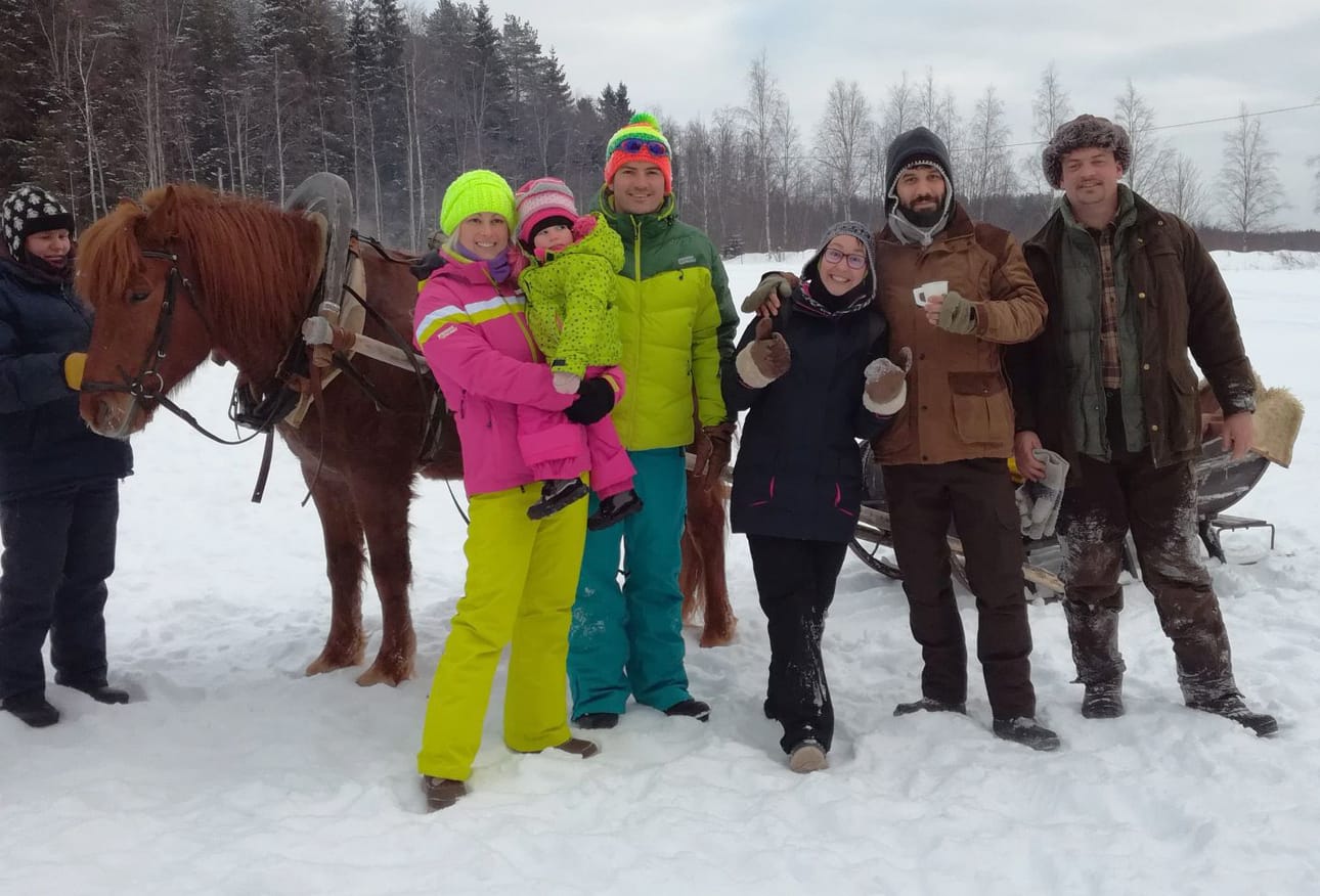 Sunnuntaina vietettiin talvipäivää aurinkoisella Mankilanjärvellä hevoskyydistä, hoijakasta, moottorikelkkailusta ja hiihdosta nauttien. Kuvassa Oliveria pidellen Elina Äijälä ja ystävyyskylävieraista: Eszter ja Péter Novák sekä pikku-Eszter, Kornélia Kurucz, Gábor Kemenesi ja Árpi Bodnár. Kuva Rita Porkka
