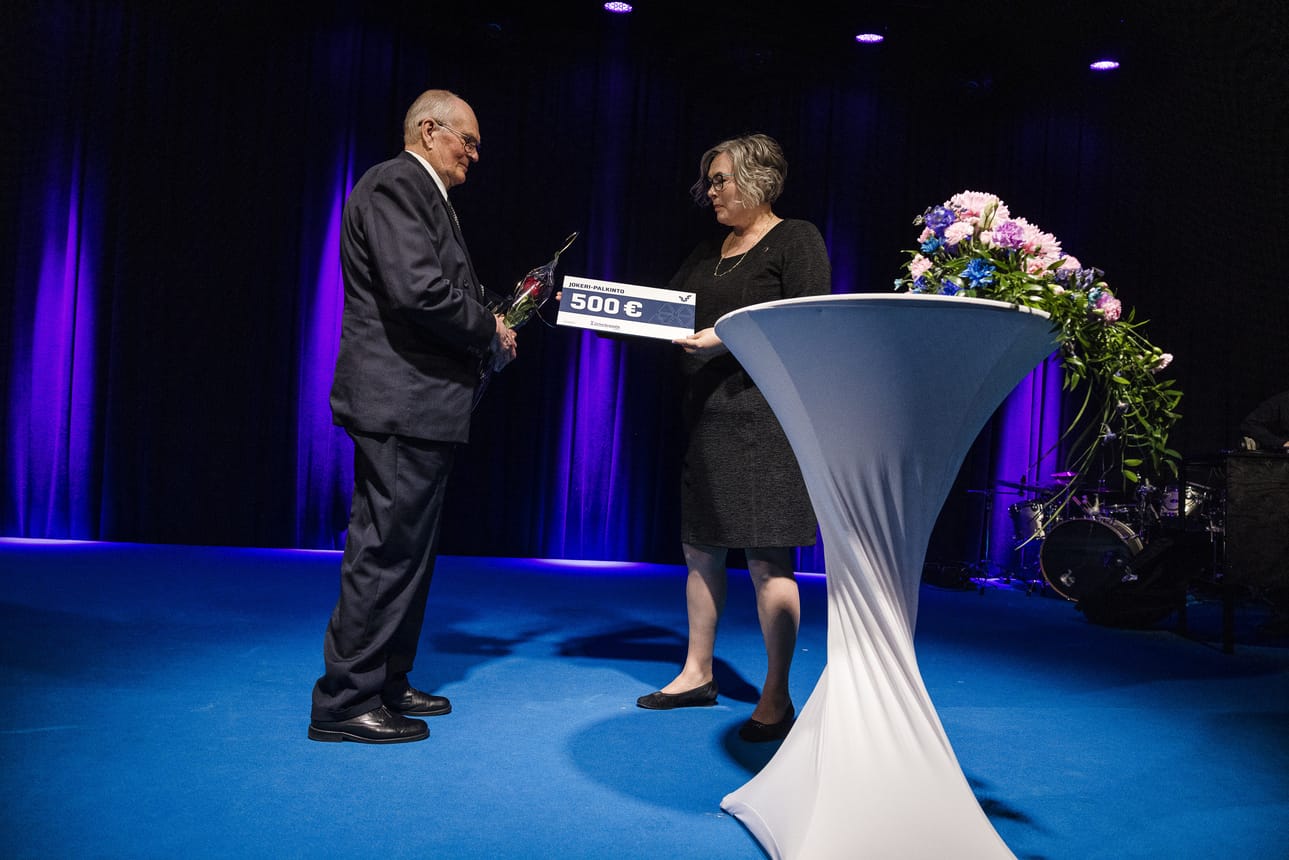 Heli Lukkariniemi jakoi Jokeri-palkinnon torniolaiselle Niilo Palokankaalle.