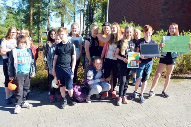 Kuortaneen Ylijoen koulun 5.–6.luokkalaiset sävelsivät itse kappaleen. Sanoitukset muuttuivat monta kertaa matkan varrella. KUVAT: MIINA HAKALA
