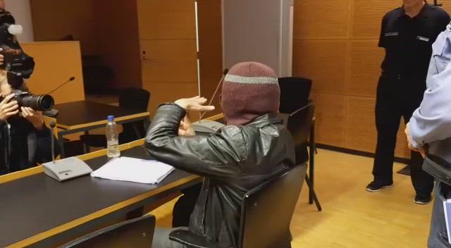 Katso video - lasten hyväksikäytöstä epäilty "Eno" peitti kasvonsa ja elehti oikeussalissa