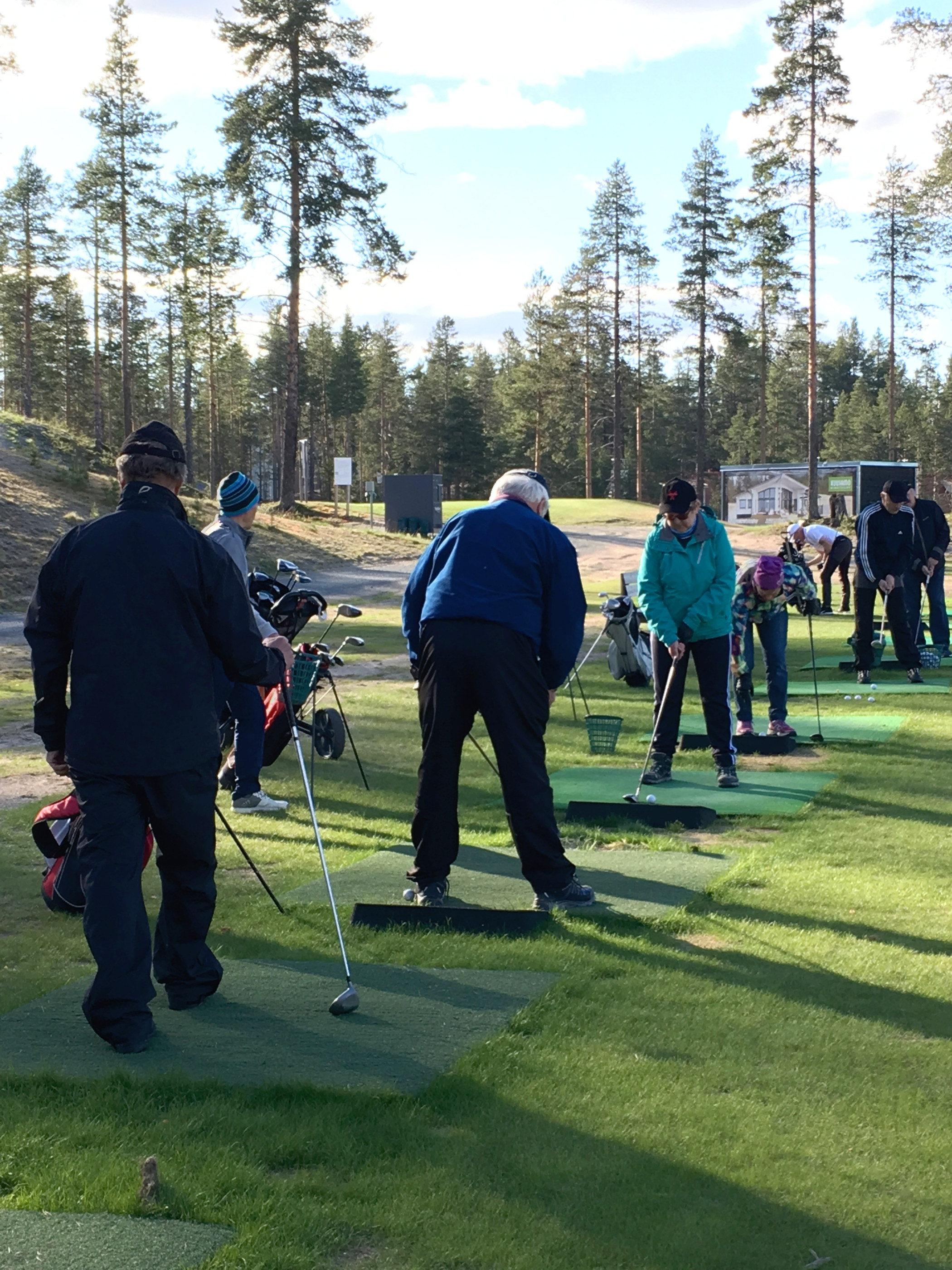 <p>Ryhmä Rukan Reippaita tutustumassa golfin saloihin.</p>