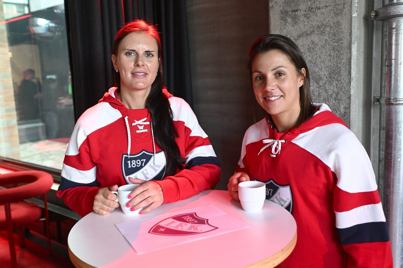 HIFK:n päävalmentaja Saara Niemi ja pelaaja Athena Locatelli Auroraliigan avaustilaisuudessa Helsingissä maanantaina. Jääkiekon kotimaista naisten pääsarjaa on pelattu eri nimillä vuodesta 1982. LEHTIKUVA / MIKKO STIG