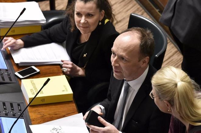 Perussuomalaisten kansanedustajat Arja Juvonen, puheenjohtaja Jussi Halla-aho ja Leena Meri eduskunnan täysistunnossa Helsingissä 27. marraskuuta 2019. KUVA: LEHTIKUVA / JUSSI NUKARI