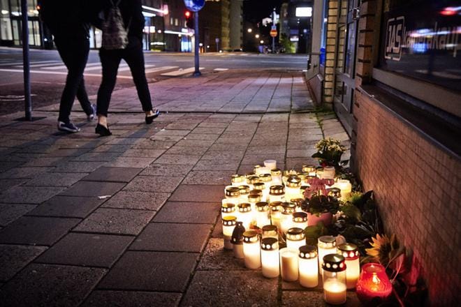 Muistokynttilöitä Puutorin vieressä Turun keskustassa elokuussa 2017.