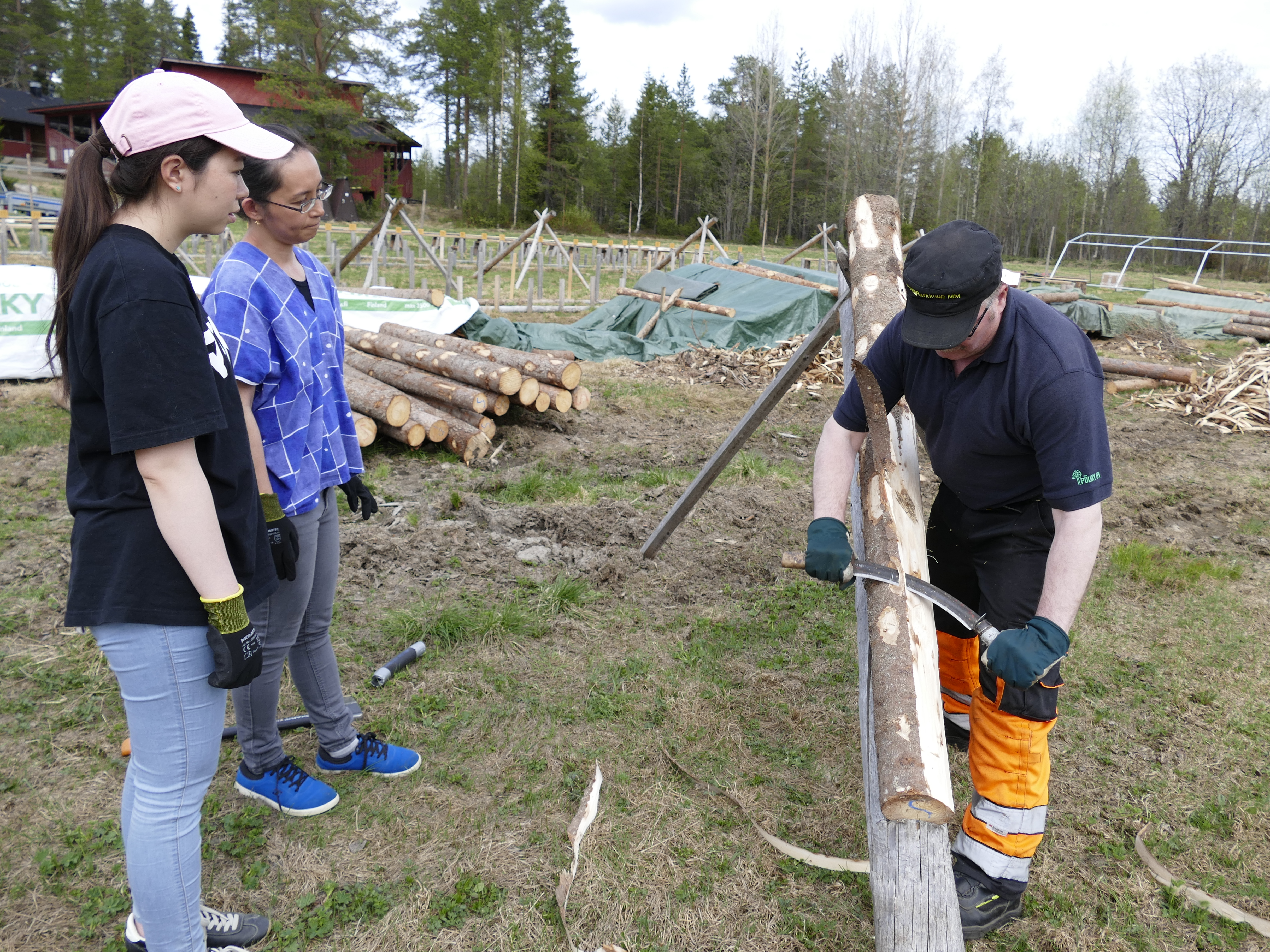 Jokijärvellä asuva Osmo Räisänen opetti pöllinparkkuuta Tyrämäellä asuvalle Maimi Kuuselalle (kes.) ja Joensuussa opiskelevalle Marina Katfunolle (vas.).