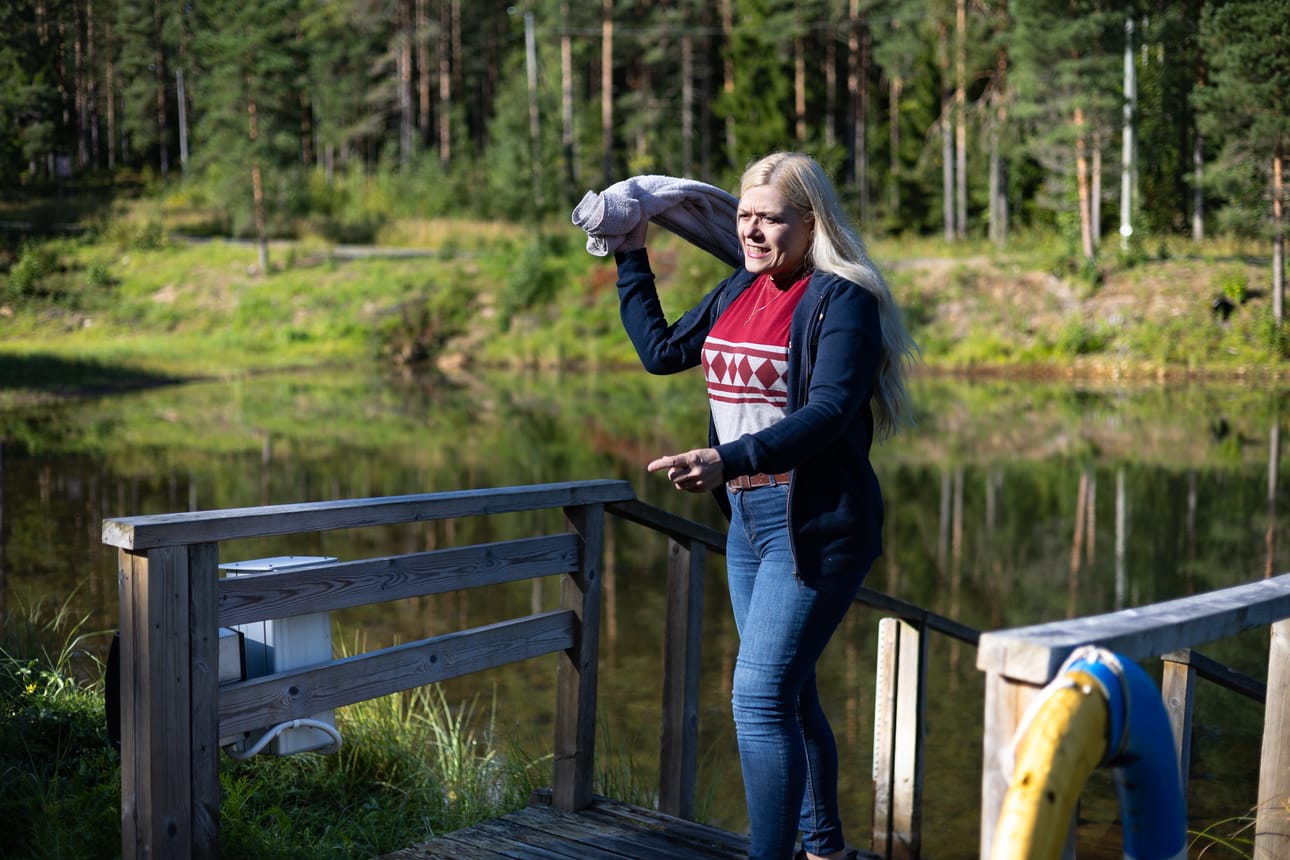 Heli Karhumäki vetäisi uimapyyhkeellään itsensäpaljastajaa päin naamaa.