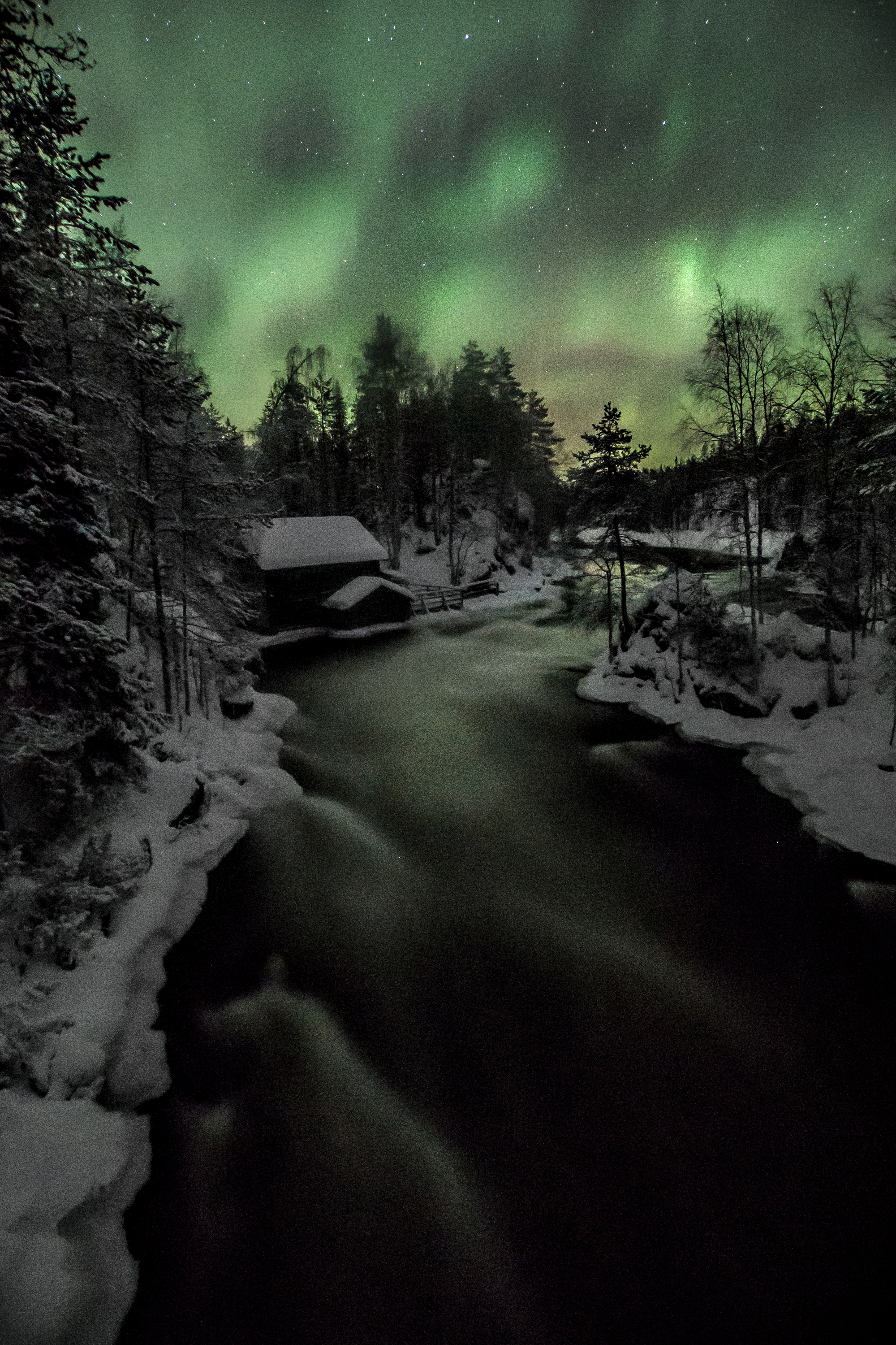 Mikko Halvari ikuisti revontulia Myllykoskella Juumassa.