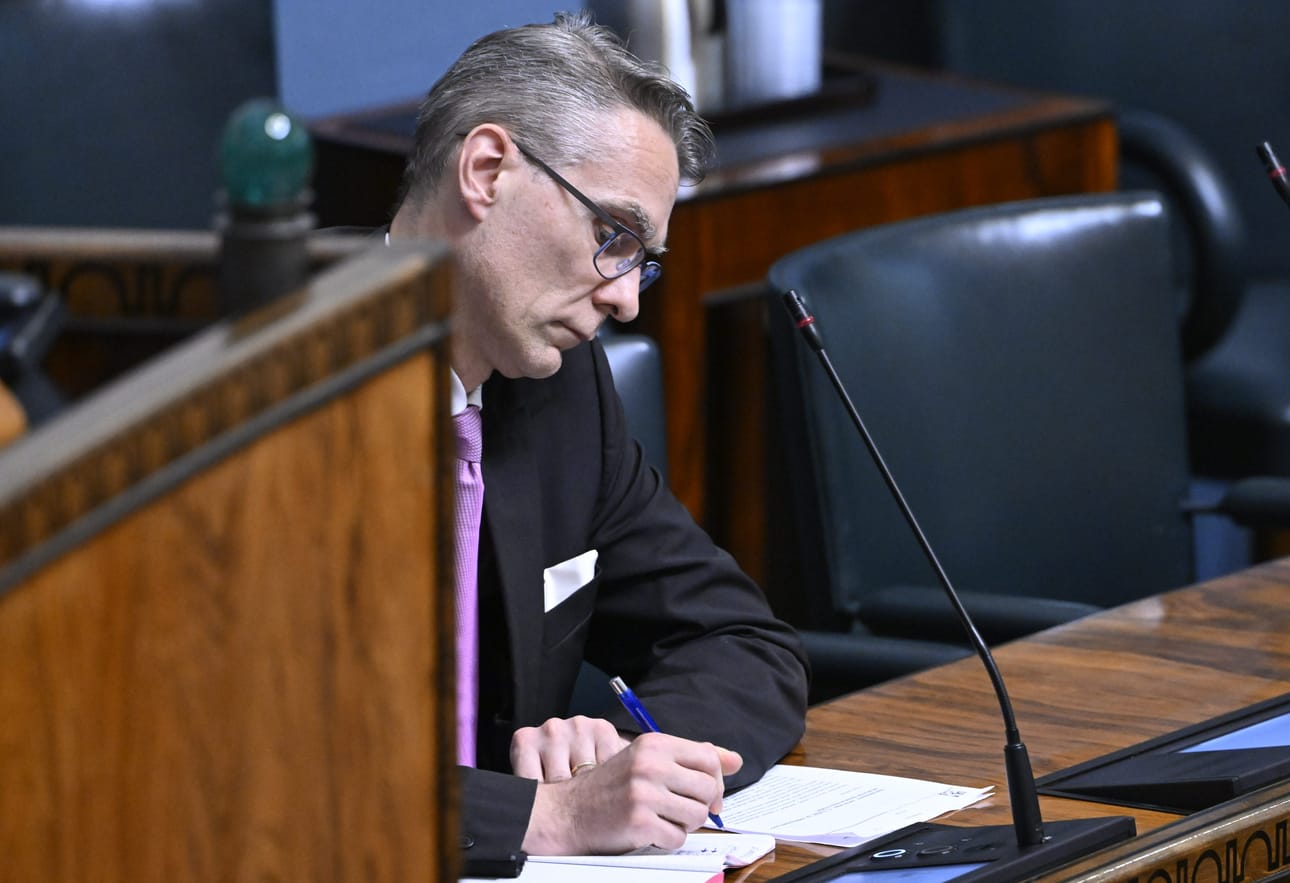 Oikeuskansleri Tuomas Pöysti muistuttaa, että periaatepäätösten sitovuus on vain poliittista ja että ne sitovat vain periaatepäätöksen antanutta hallitusta. Arkistokuva.