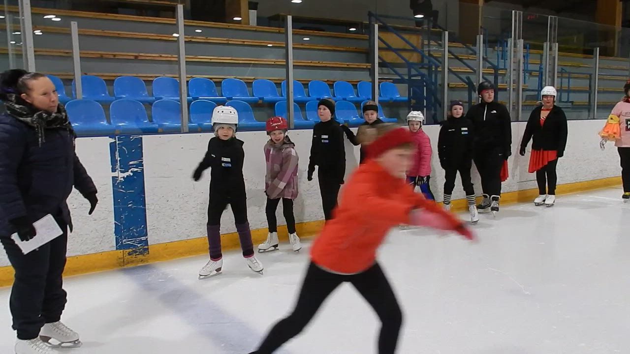 Aikuisjäätanssi on nyt muodikasta –Mitä taitoluistelutunnilla tapahtuu? Oppilaina Riikka, Sanna, Marjut ja Sirpa