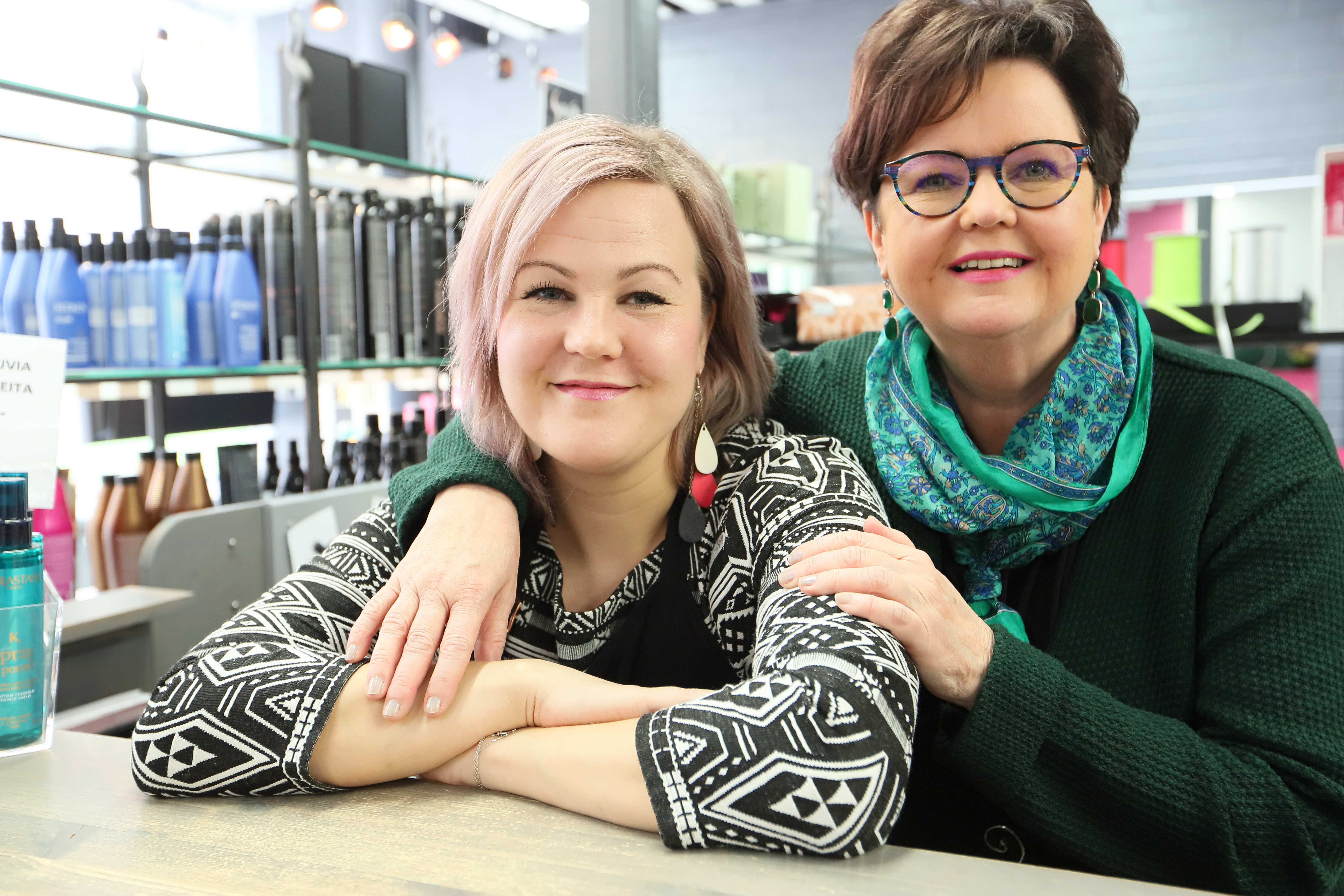 Jarna Leskinen-Lukkarila, Liisa Leskinen, Saksetti