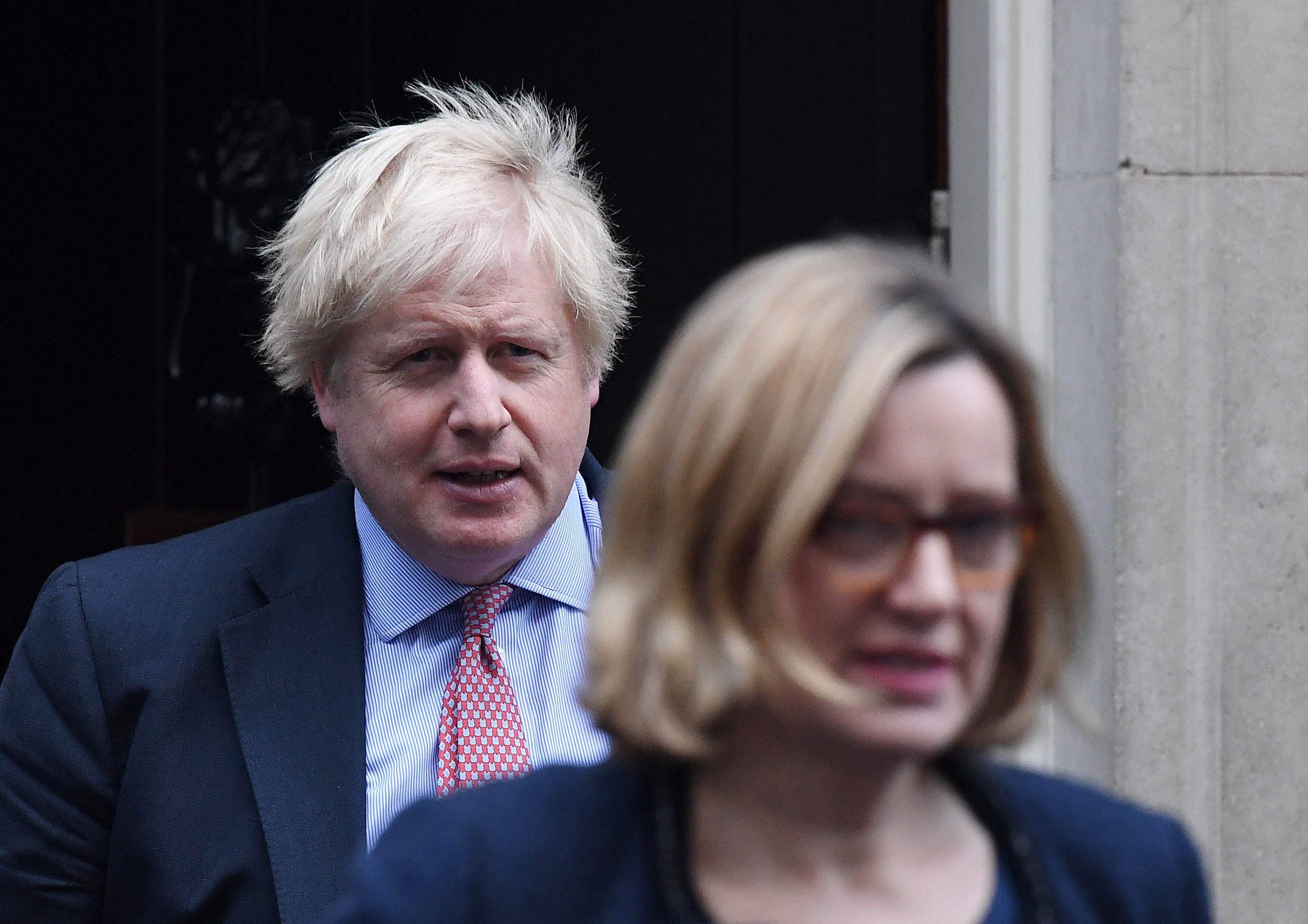 Britannian työ- ja elinkeinoministeri Amber Rudd (edessä) ilmoitti lauantaina eroavansa tehtävästään ja konservatiivipuolueesta. Arvostelijoiden mukaan Boris Johnsonin (vasemmalla) hallitus ei edes yritä saada sopimusta EU:n kanssa.