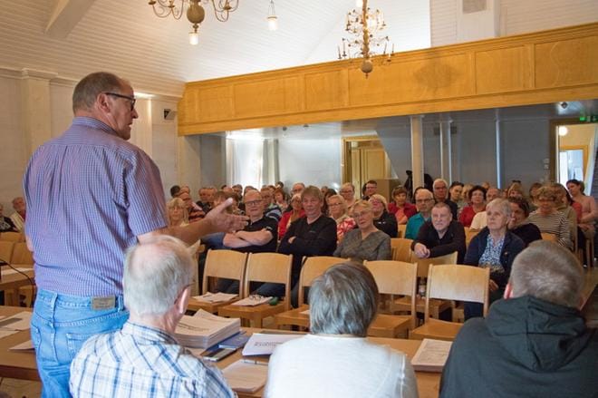 Lars Piira toi Bladhin talon keskustelutilaisuudessa esiin hiljan valmistuneen selvitystyön tuloksen, jonka mukaan Kaskisten voimavarat järjestää esimerkiksi omat sotepalvelut ovat heikot. KUVA: AUNE WARONEN