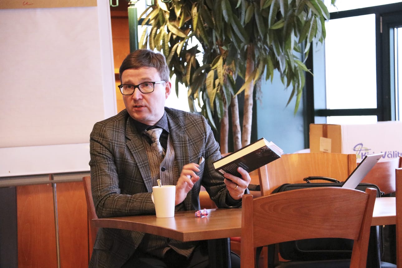 Antti Leikas vieraili ensimmäisessä Tupoksen ABC:n keskustelutilaisuudessa. Tarinatorstaista on tarkoitus vakiintua kerran kuussa pidettävä porinahetki.