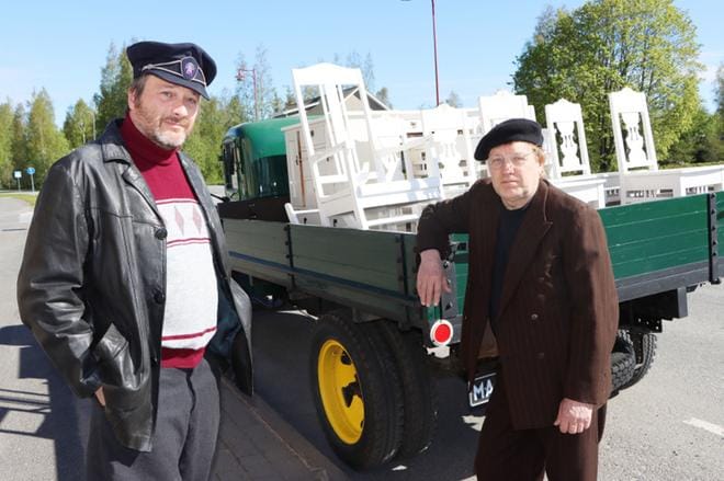 Jaakko Purtanen (oik.) toimii paikallisesti elokuvaprojektin puuhamiehenä. Elokuvassa nähdään muun muassa Marko Palomäen vanha Chevrolet, jonka kyytiin on koottu kalustokuorma 1940-luvun hengessä. KUVA: HENNA NEVALA