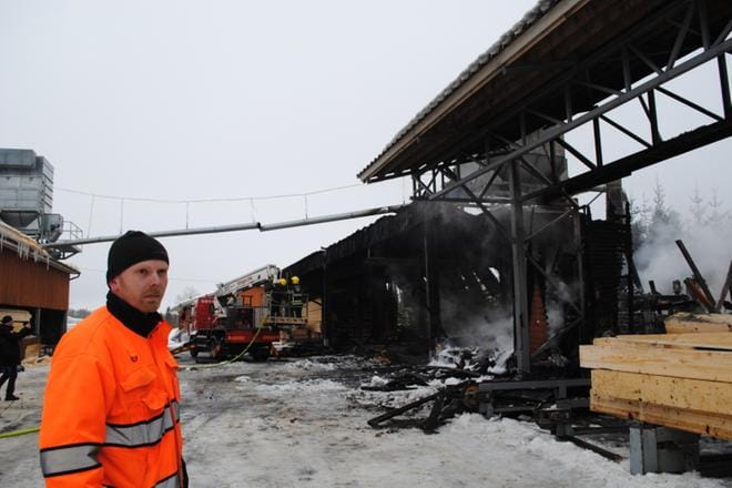 Honkatalojen tuotantopäällikkö Jani Ekola kertoi, että tuotanto talotehtaalla jatkuu palosta huolimatta. Hänen mukaansa palo ei vaikuta työpaikkoihin, joita on tehtaalla noin 35. KUVA: EEVA-LIISA KULJU