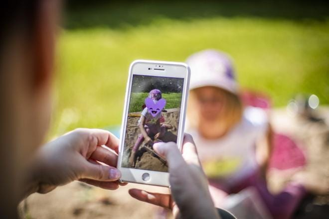 Ennen sosiaalista mediaa kuvat tallennettiin perhealbumiin. Nykyään moni julkaisee lastensa kuvia esimerkiksi Facebookissa. KUVA: MAIJA SAANIO