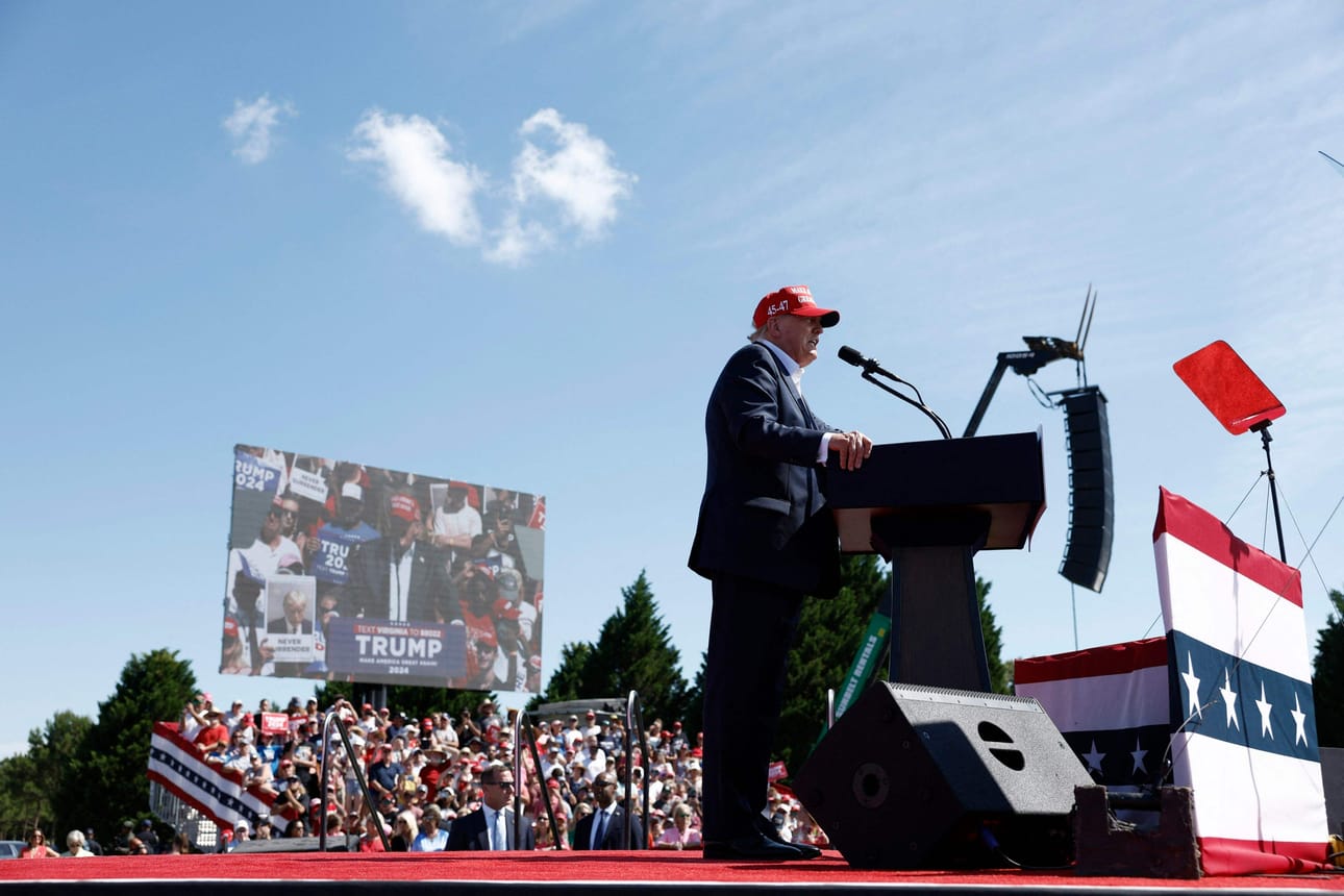 Toista kautta Valkoisessa talossa halajava Donald Trump väitti Virginiassa kampanjatilaisuudessa, että hänen vastustajansa istuva presidentti Joe Biden pyrkii tuhoamaan maan. Hän kuvaili myös kaksikon tuoreen vaaliväittelyn olleen iso voitto hänen kampanjalleen. LEHTIKUVA/AFP