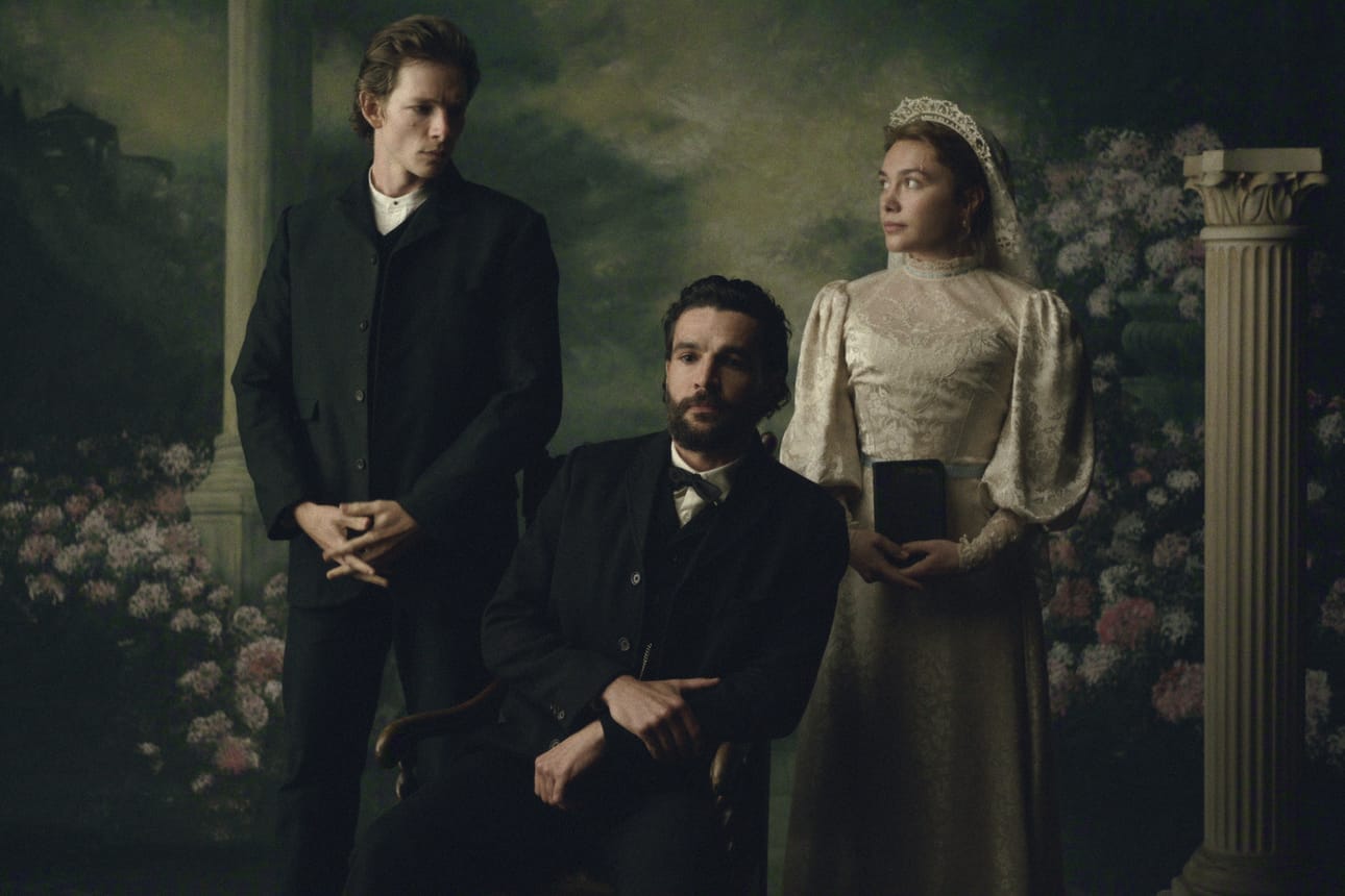 Mike Faistin (vas.), Christopher Abbottin ja Florence Pugh'n hahmojen välillä on monenlaisia jännitteitä.