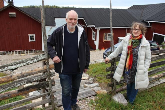 Seppo Eriksson ja Marja Mikkola kunnostivat vanhan rakennuskokonaisuuden Kaskisten Kalarannassa, jossa heillä on nykyään savustamo ja kahvila. KUVAT: LOTTA KALLIO