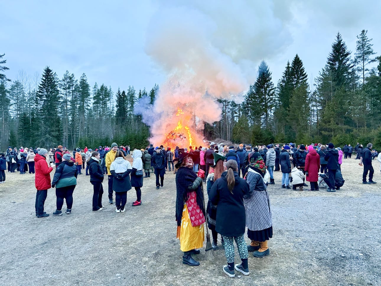 Peränteen isolle kentälle mahtui suuri kokko ja runsaslukuinen yleisö.