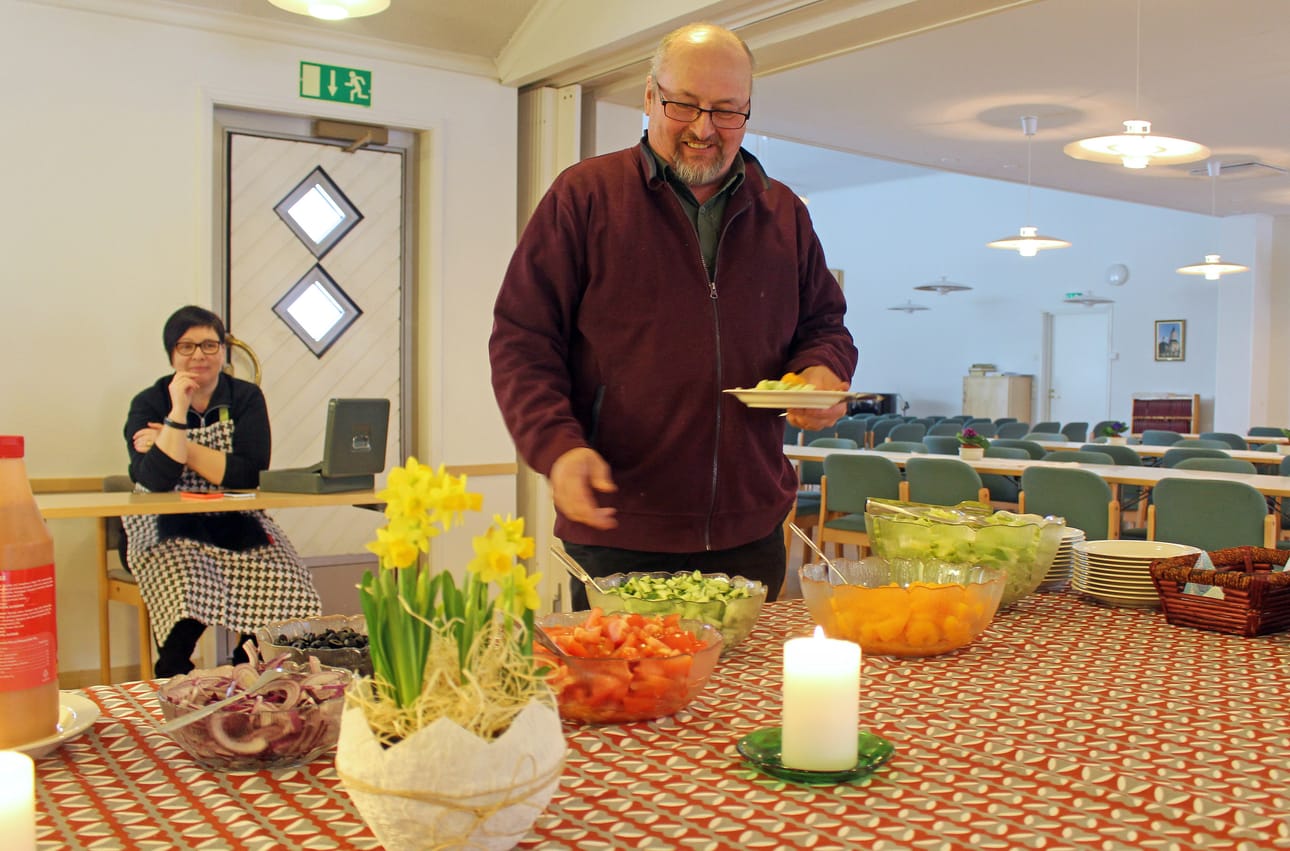 Hannu Niilekselä sai Mervi Karttuselta luvan salaattibaarin korkkaamiseen, kun buffetin viralliseen aukeamiseen oli enää pari minuuttia.