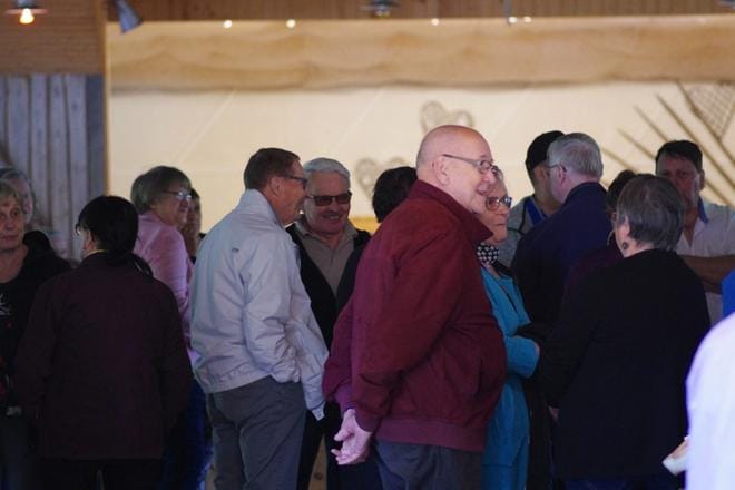 Kohtaamispaikkatoiminnan avajaiset Paalijärven tanssilavalla olivat menestys. Paikalle saapui yhteensä 120 henkeä.