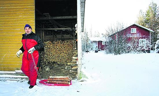 Maalla moni talo lämpiää puilla, niin Pulkkisillakin. Pentti Pulkkisen arkeen kuuluu puiden kuljettaminen liiteristä sisälle.