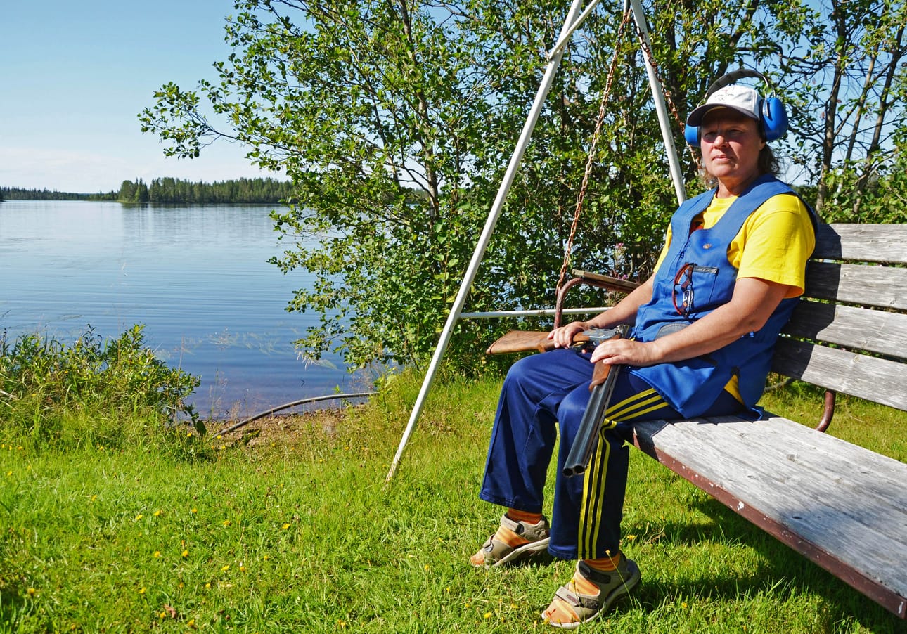 Jaana Pitkänen esitteli kuvaajan pyynnostä haulikkoaan ja ampujan varusteita.