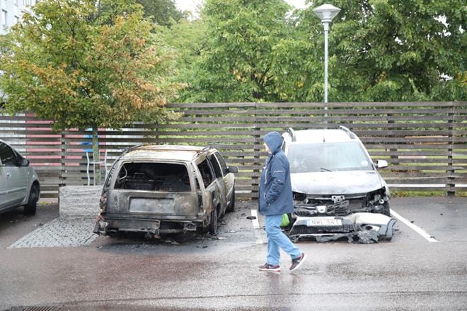 Palaneita autoja seisoi rivissä Frölundan torin laidalla tiistaiaamuna. KUVA: ADAM IHSE