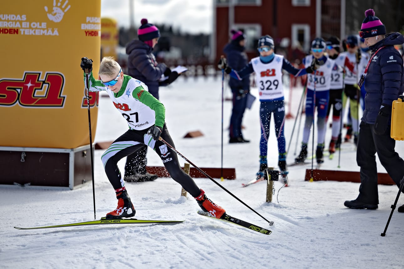 Hopeasompa-finaalit kisattiin Vöyrillä maaliskuussa 2024. Arkistokuvassa starttinäyte Kauhajoen Karhun Leevi Kiukkoselta, joka on Hopeasompa-iän nyttemmin jo ylittänyt.