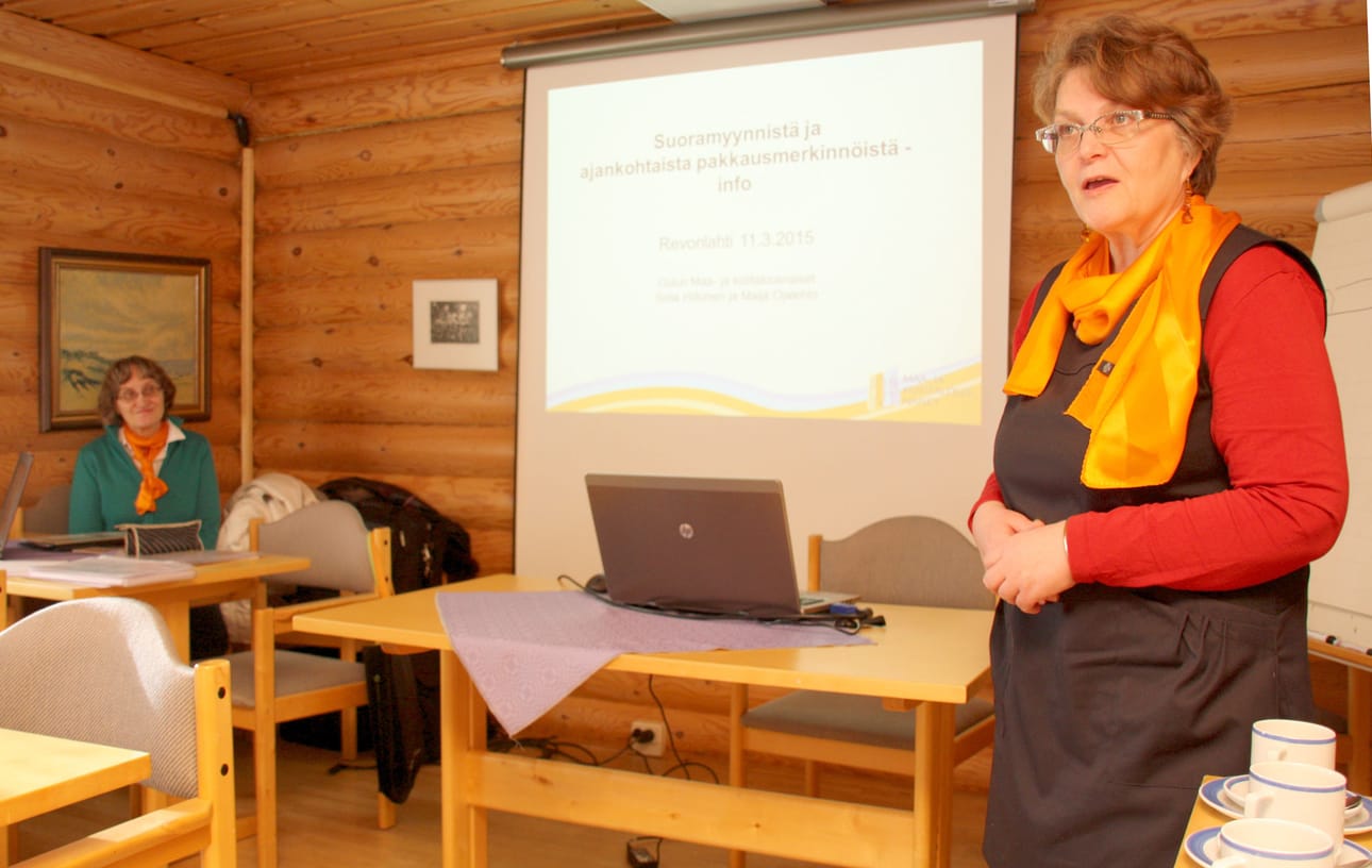 Oulun maa- ja kotitalousnaisten elintarvikeasiantuntijat Maija Ojalehto ja Soila Hiltunen aloittivat Revonlahdella järjestetystä info-tilaisuudella maakuntakierroksen jolla kerrotaan muun muassa tuotteiden pakkausmerkintöihin tulossa olevista muutoksista. Kuva: Sari Junnonaho