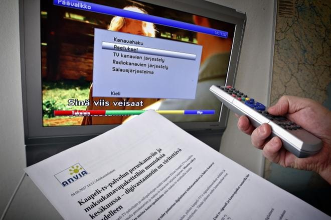 Anvian kaapelikanavat pimenevät kesäkuussa ilman digilaitteiden uutta virittämistä. Ohjeita oman vastaanottimen päivittämiseen voi etsiä laitteen ohjekirjasta, jos se on vielä tallella. Tietoa saattaa löytyä myös internetistä laitevalmistajan sivuilta. KUVA: TOMI KOSONEN