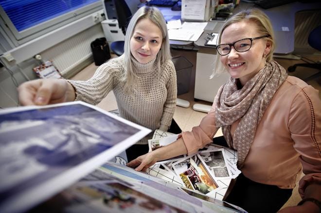 Seinäjoen ammattikorkeakoulun liiketalouden yksikön opiskelija Sanna Havelin (vas.) ja Seinäjoen Aspa-kotien palveluvastaava Päivi Fairchild katselivat valokuvia, jotka kertovat kehitysvammaisten henkilöiden asumisyksiköistä. KUVA: TOMI KOSONEN