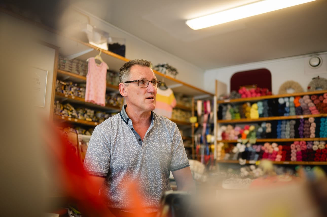 Kaj Björk on työskennellyt liikkeessään vuosikymmeniä aamusta iltaan maanantaista lauantaihin.