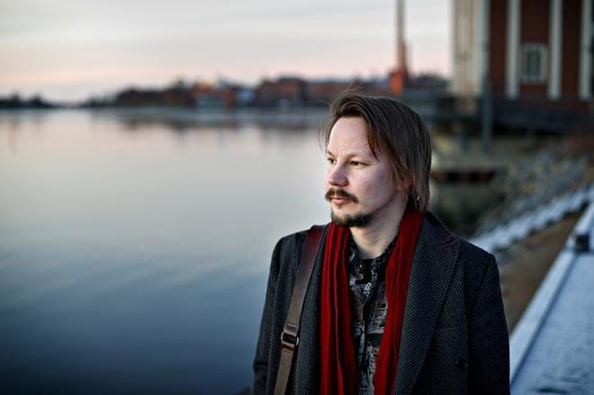 Kirjallisuustapahtuma Littfestissä perjantaina ja lauantaina esiintynyt saamelaiskirjailija Niillas Holmberg muisteli käyneensä Vaasassa edellisen kerran kouluikäisenä, osallistuessaan nuorten valtakunnalliseen taidetapahtumaan. Kuva: Tomi Kosonen