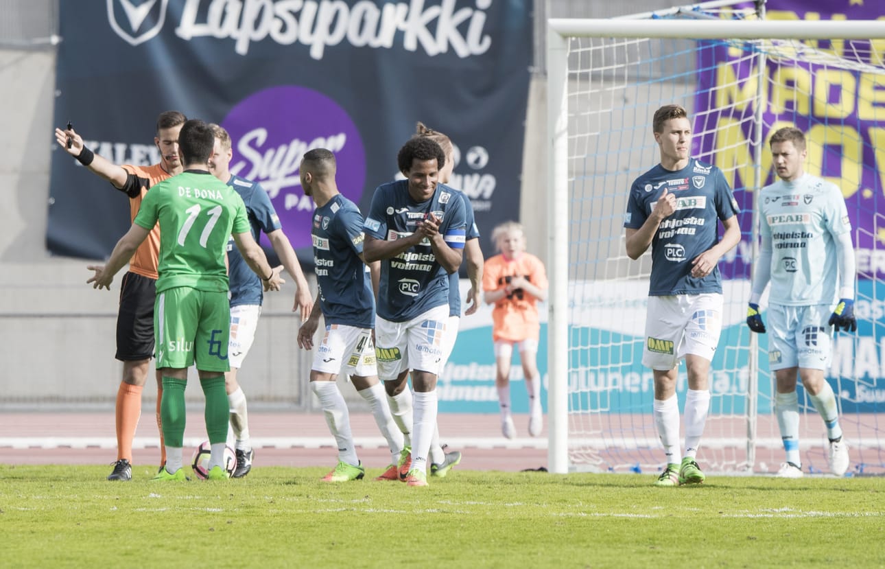 Erotuomari Oliver Reitala ei hyväksynyt Felix De Bonan rangaistuspotkumaalia Raatissa.