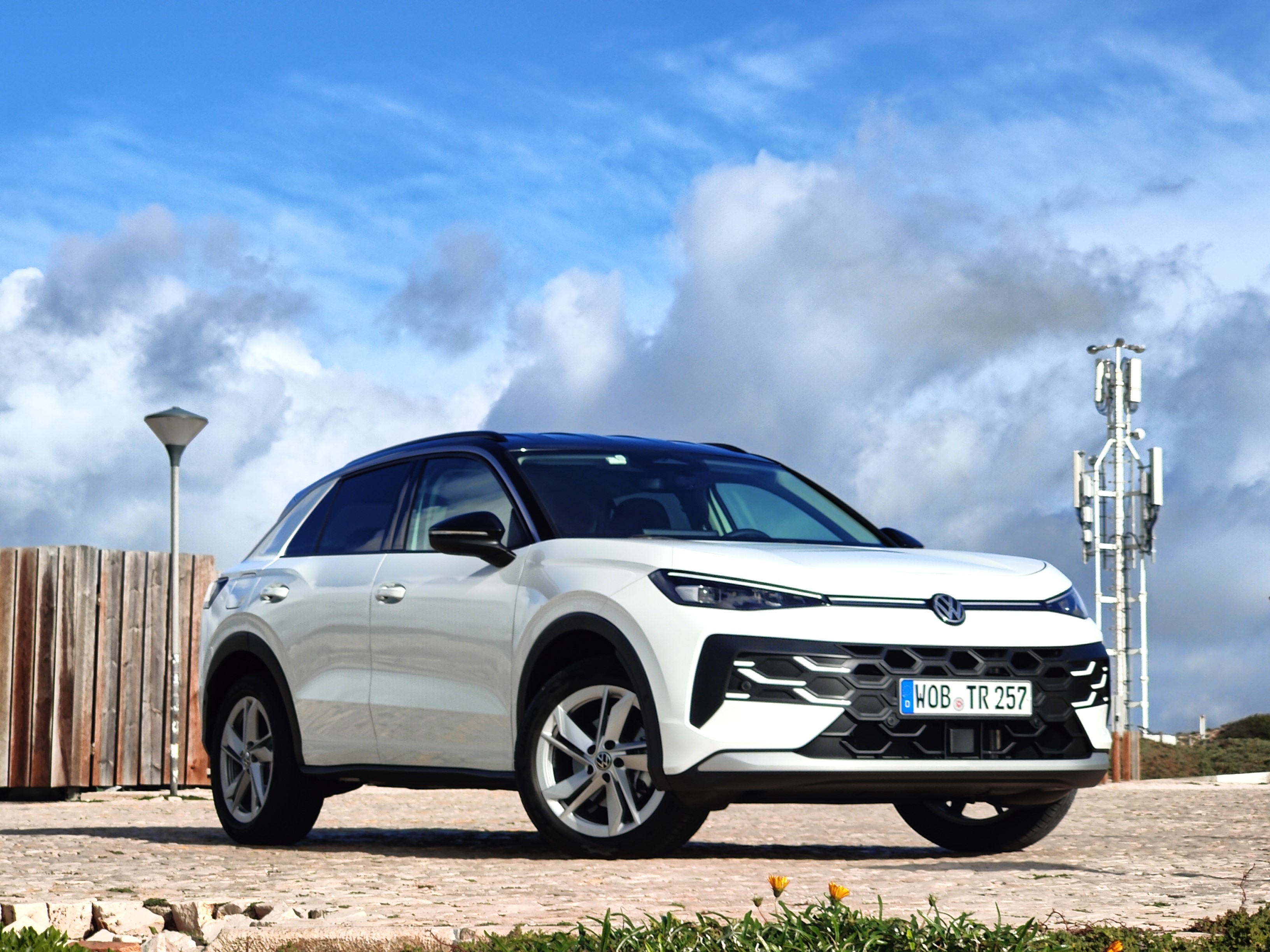 Suosittu T-Roc luottaa hybridivoimaan, kun Volkswagen himmailee sähkösiirtymässä