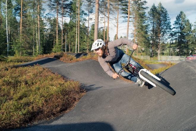 Kumpuilevalla pumptrack-radalla voi ajaa muun muassa pyörällä tai skeittilaudalla. Tikkakosken radalla Riku Laakso. KUVA: AARNI TOIVIAINEN/TRAIL IT OY