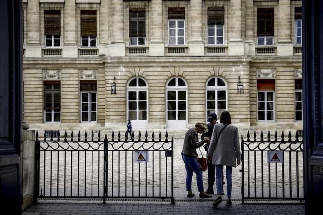 Turvamiehet tarkastavat äänestäjien papereita Bordeaux’n kaupungintalon porteilla sunnuntaina. KUVA: Joel Maisalmi