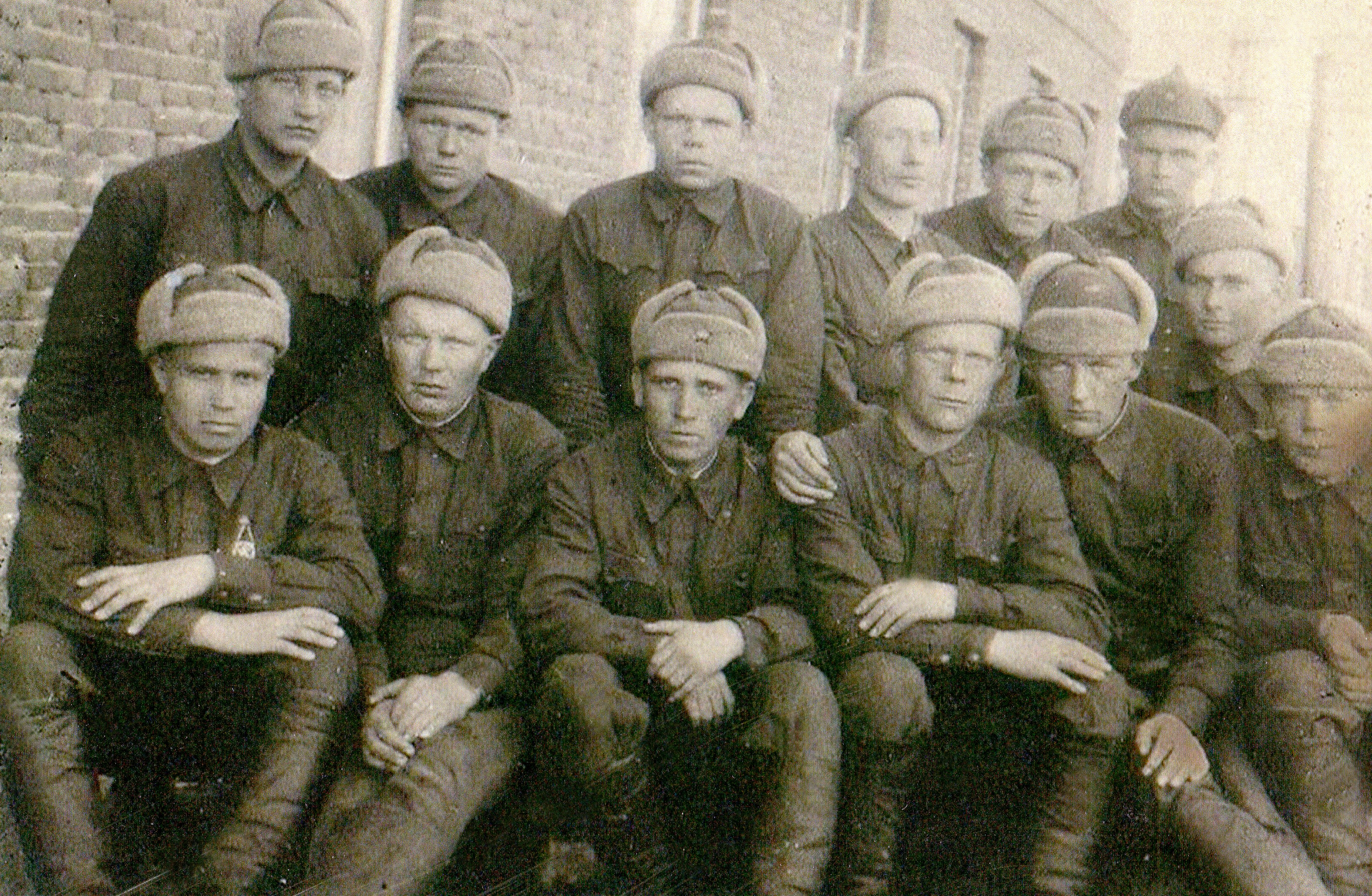 Otto Ville Kuusisen eli Terijoen hallituksen Suomen kansanarmeijan sotilaita loppuvuodesta 1939 Petsamossa. Walfried Anderson on takarivissä vasemmalta ensimmäinen.