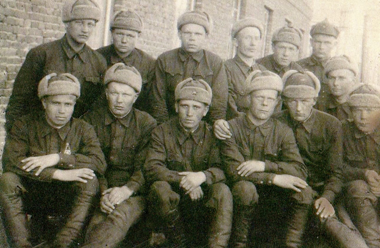 Otto Ville Kuusisen eli Terijoen hallituksen Suomen kansanarmeijan sotilaita loppuvuodesta 1939 Petsamossa. Walfried Anderson on takarivissä vasemmalta ensimmäinen.
