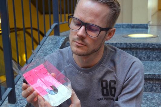 Jyri-Ville Pouttu haluaisi joskus kokeilla myös aidolla kilpa-autolla ajamista. Pienoisautoilun parissa on vierähtänyt jo 25 vuotta. Kuva: Emilia Kovanen