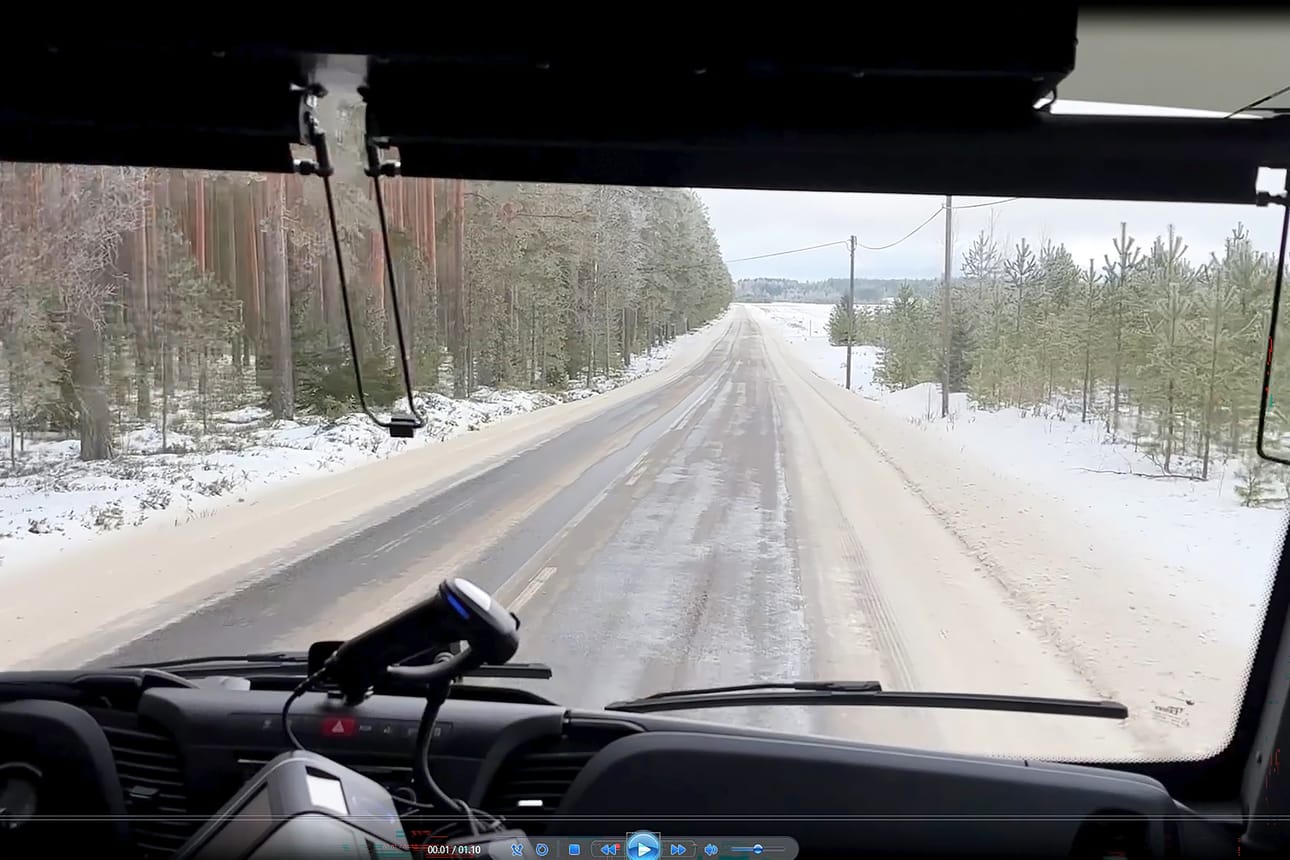 Hemikuussa vuonna 2025 Järviseutu-lehden toimittaja oli mukana Menkijärventietä kulkevassa koulubussissa. 30 vuotta am­mat­ti­kus­ki­na ajanut kuljettaja Timo Mäkelä kertoi jo tietävänsä, mitkä Men­ki­jär­ven tien mutkat saattavat yllättää.