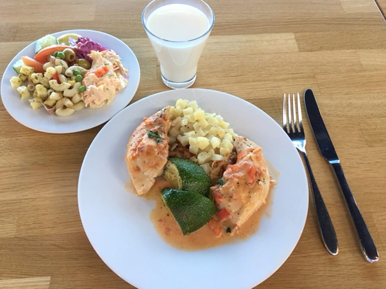 Lämmin leipä oli kiva yllätys Oulu Cafen lounaalla Oulun lentoasemalla.