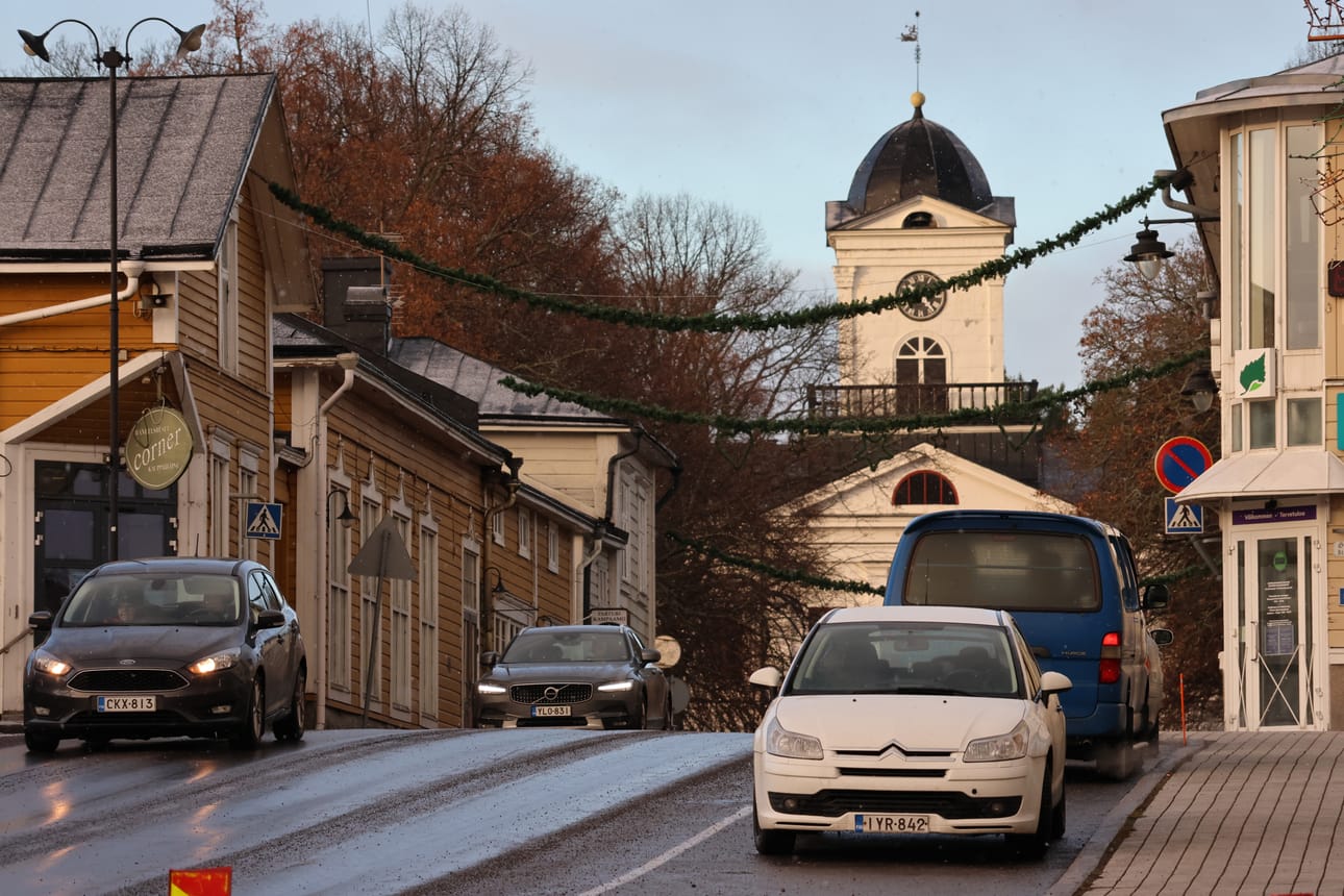 Ruotsinkielinen koulutuslautakunta päättää huomenna, loppuvatko kahden henkilön työsuhteet.