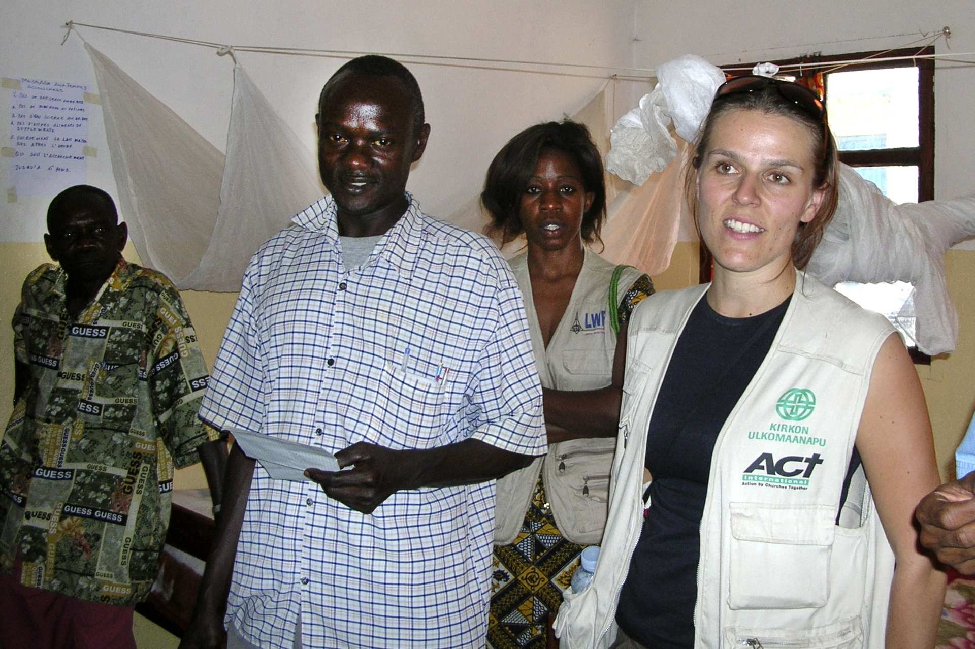 Tässä olemme Itä-Kongossa, Benin lähistöllä tutustumassa KUA:n rakentamaan äitiysklinikkaan. Terveyspalvelut Kongossa ovat erittäin heikot. Usein synnytetään kotikylässä omin avuin, koska lähimmälle klinikalle on matkaa kymmeniä kilometrejä. Äitiysklinikalla tarjotaan raskauden ajan hoitoa, hygieeniset olosuhteet synnytykselle, ja tärkeää hoitoa vastasyntyneille vauvoille ja uusille äideille.