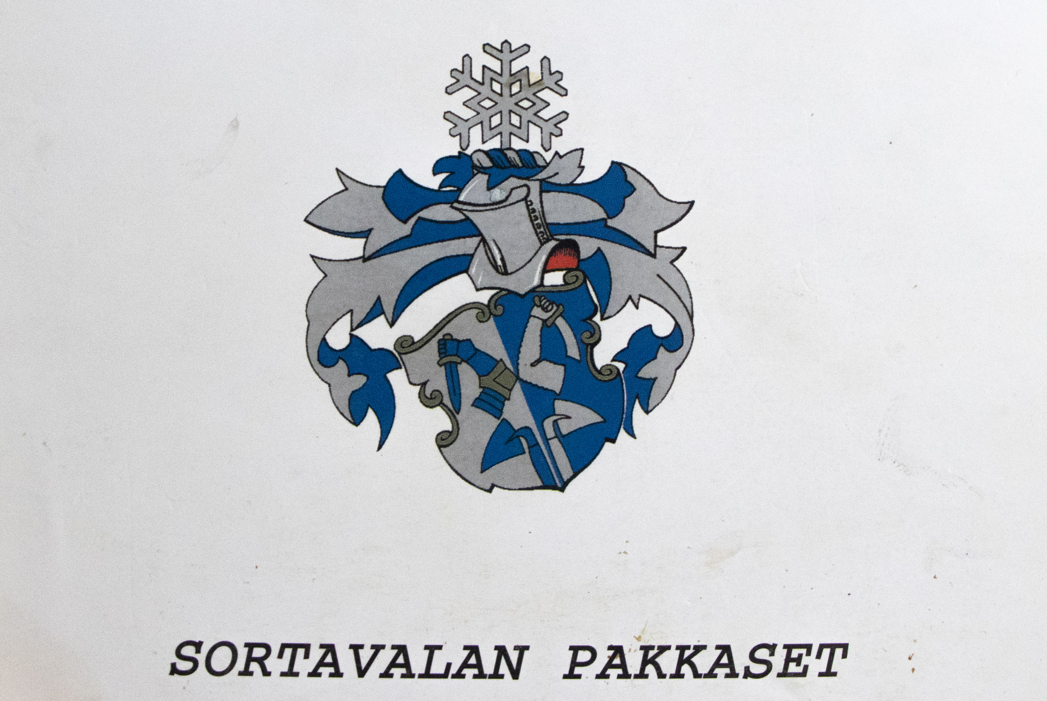 <p>Sortavalan Pakkasten sukuseuralla on oma vaakunansa. Kirjojakin on tehty kaksi, tuoreimmassa kerrotaan monta elämäntarinaa suvun nykyvaiheista eri puolilta Suomea. </p>