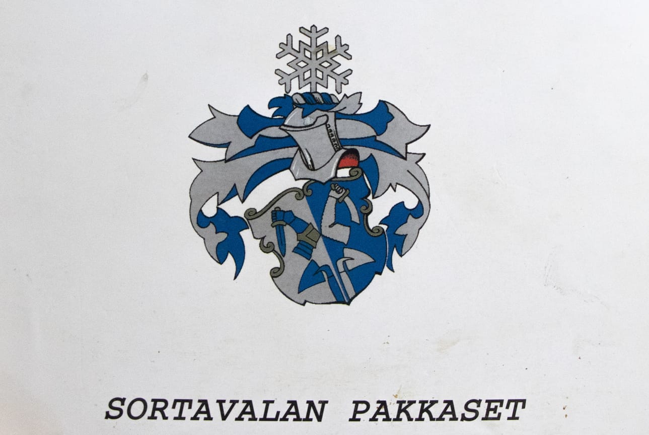 Sortavalan Pakkasten sukuseuralla on oma vaakunansa. Kirjojakin on tehty kaksi, tuoreimmassa kerrotaan monta elämäntarinaa suvun nykyvaiheista eri puolilta Suomea.