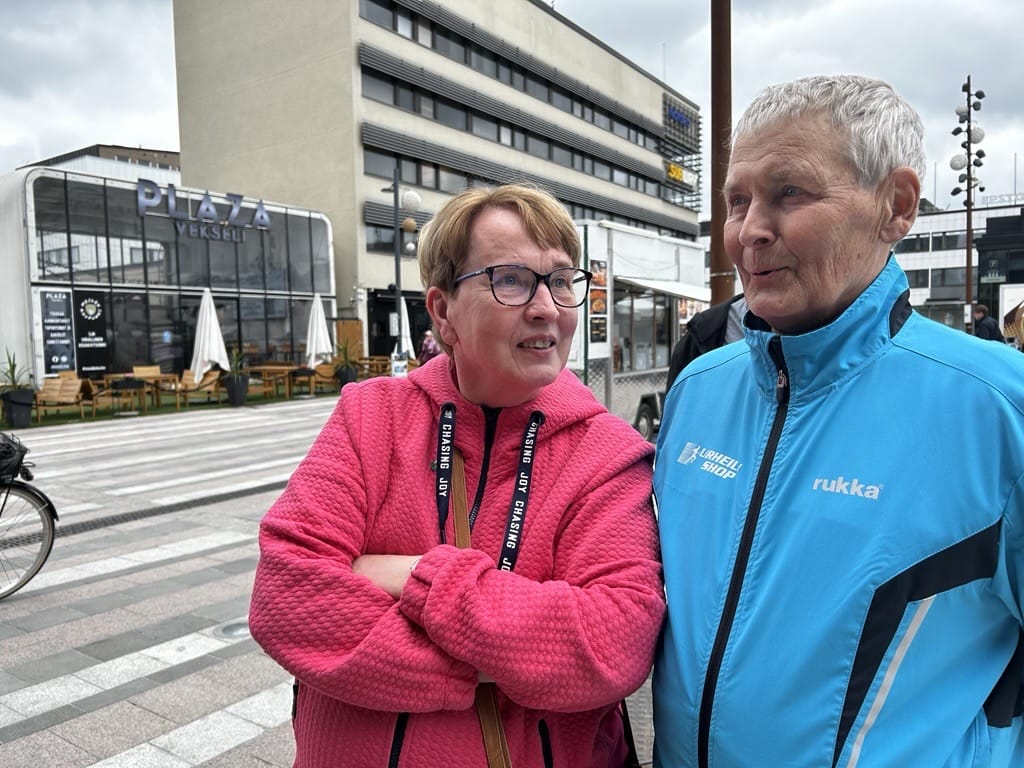 Hanna ja Pentti Koskiaho jonottivat konserttilippuja.